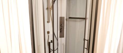 Economy Double Room, 1 Double Bed, Private Bathroom, Mountain View | Bathroom