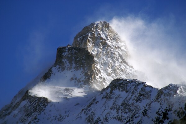 A snow-covered mountain peak with a clear blue sky in the background. - Résidence Le Bellevue (Fourneaux)