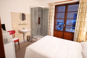 Quarto casal econômico, 1 cama de casal, banheiro privativo, vista para a montanha | Roupas de cama premium, individualmente decorados