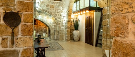 Design Suite, Multiple Beds, Non Smoking | Premium bedding, minibar, soundproofing, iron/ironing board