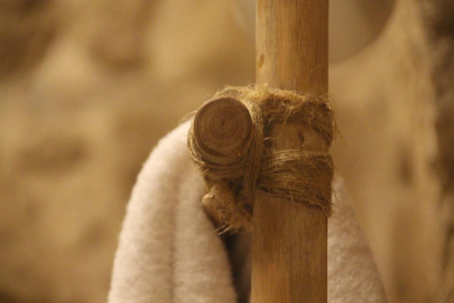 Primer plano de una estructura de madera con una cuerda atada.
