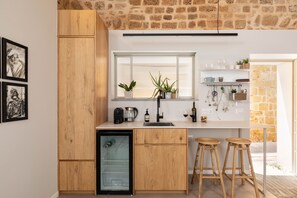 Suite estudio de diseño | Cocina privada | Frigorífico grande, microondas y máquina de café espresso