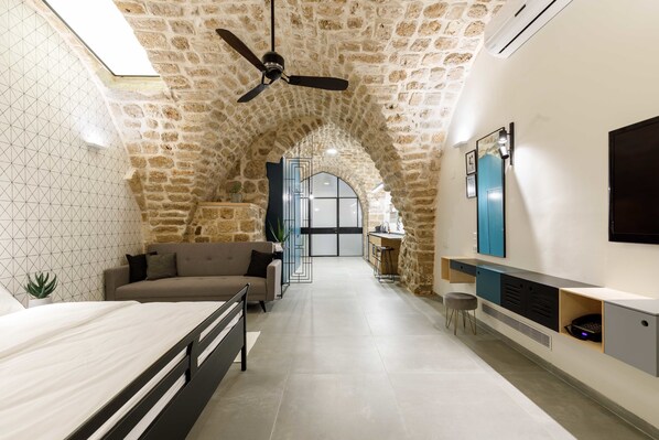 Design Studio Suite, 1 King Bed with Sofa bed, Non Smoking | Premium bedding, iron/ironing board, free WiFi, bed sheets