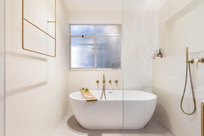 Estudi en suite de disseny | Bany | Dutxa, articles de tocador gratuïts, assecador de cabells i sabatilles 