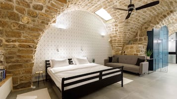 Design Studio Suite, 1 King Bed with Sofa bed, Non Smoking | Premium bedding, iron/ironing board, free WiFi, bed sheets