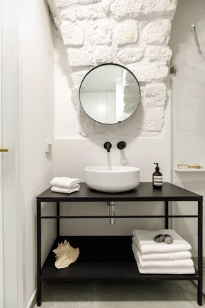 디자인 스튜디오 스위트, 킹사이즈침대 1개 및 소파베드, 금연 | 욕실 | 샤워 시설, 무료 세면용품, 헤어드라이어, 슬리퍼