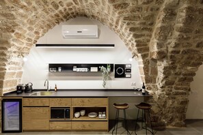 Design Studio Suite, 1 King Bed with Sofa bed, Non Smoking | Private kitchen | Full-size fridge, microwave, espresso maker, coffee/tea maker