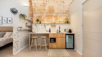 Studio Suite Desain | Dapur pribadi | Lemari es besar, microwave, mesin espresso, dan mesin pembuat kopi/teh