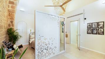 Design Studio Suite | Premium bedding, iron/ironing board, free WiFi, bed sheets