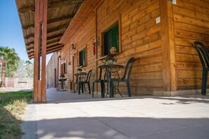 A wooden building with a covered patio area. - Idan Lodge In The Arava (HaArava HaTikhona)