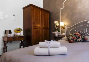 Habitació doble estàndard, bany compartit | Equipament de l'habitació
