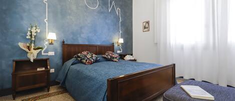 Dobbeltrom – deluxe, privat bad | Dundyner, memory foam-senger og individuelt dekorert