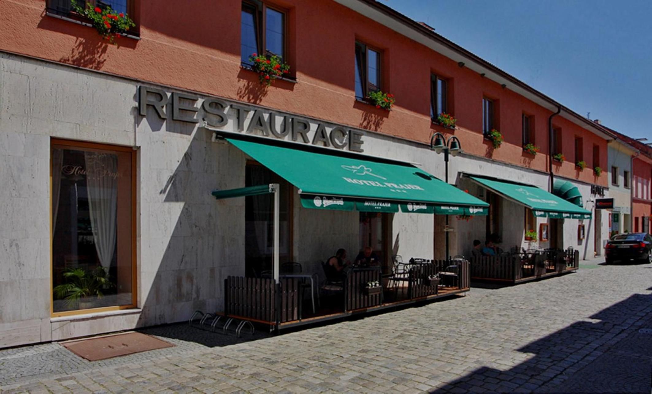 Un restaurante con terraza y vistas despejadas a la calle.