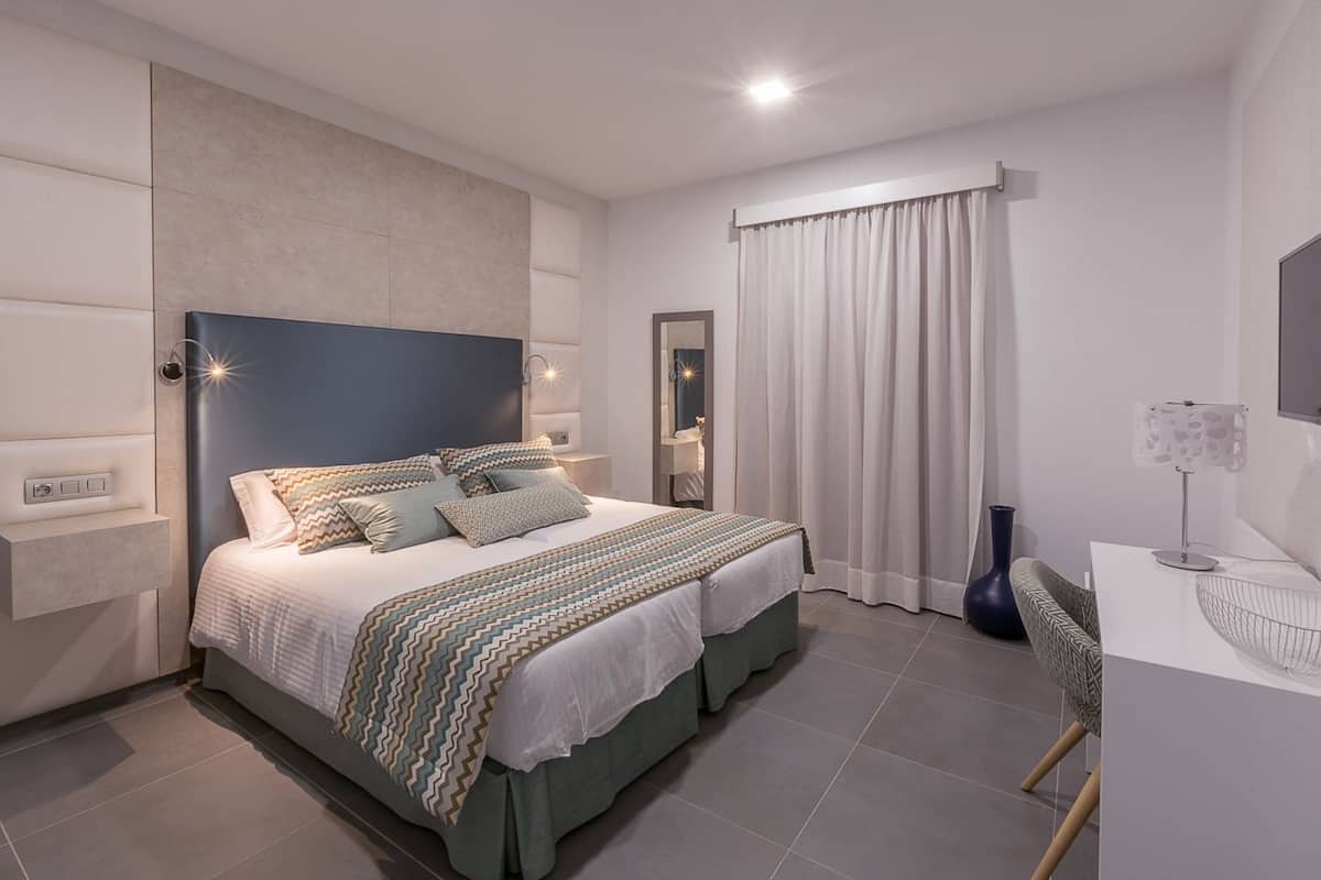 2 bedrooms, in-room safe, desk, laptop workspace