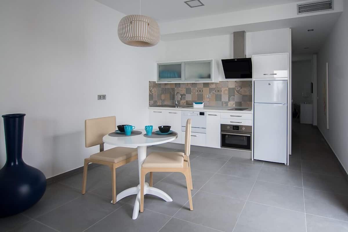 full-sized fridge, microwave, oven, stovetop