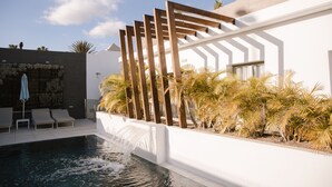 Outdoor pool, open 10:00 AM to 7:00 PM, pool loungers - Silvi Villas By Tam Resorts (San Bartolomé de Tirajana)