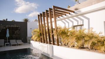 室外游泳池,10:00 至 19:00 开放,日光浴躺椅