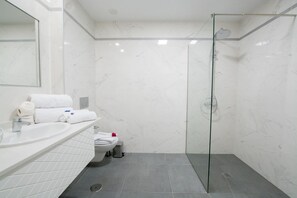 Bathroom - Silvi Villas By Tam Resorts (San Bartolomé de Tirajana)