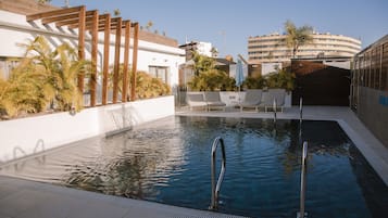 Utomhuspool med öppettider 10.00 till 19.00, och solstolar