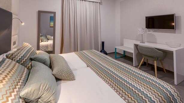 In-room safe, desk, laptop workspace, soundproofing - Silvi Villas By Tam Resorts (San Bartolomé de Tirajana)