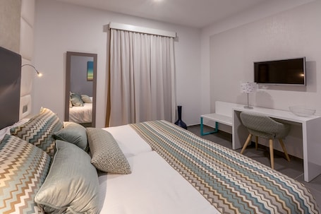 2 habitaciones, caja de seguridad en la habitación y escritorio