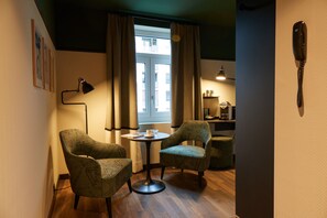 En 35-centimeters Flatskjerm-TV med Parabol-TV samt TV og Netflix