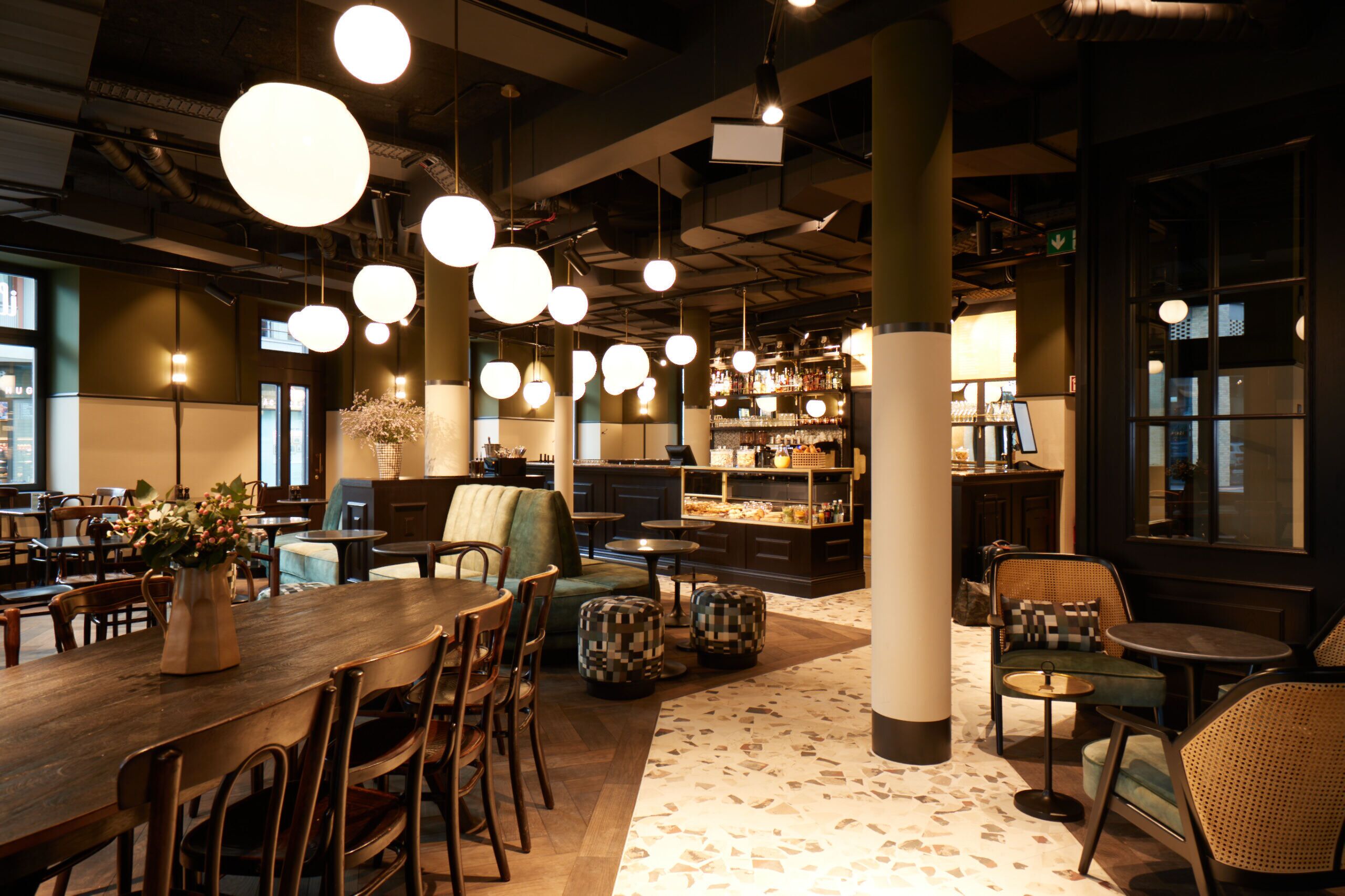 lunch and dinner served, italian cuisine