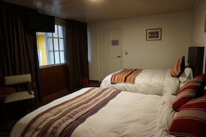 Kahden hengen gallery-huone (kaksi sänkyä), 2 parisänkyä, oma kylpyhuone | Ylelliset vuodevaatteet, untuvapeitot, yksilöllisesti sisustettu