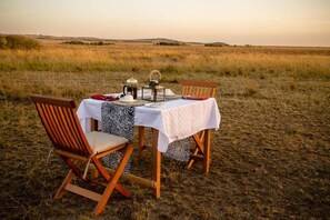 Sarapan, makan tengah hari, makan malam dihidangkan; masakan tempatan 