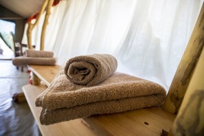 Peralatan tempat tidur premium, meja, ruang kerja komputer riba 