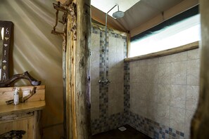 Shower, rainfall showerhead, free toiletries, bathrobes - Mara Legends Camp (Maasai Mara)