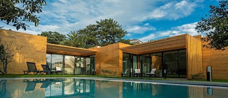 Vista frontal de la propiedad