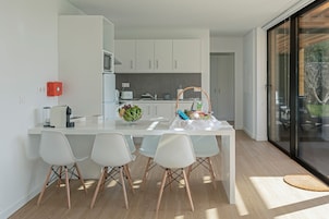Vila premium, 2 quartos, para não fumantes, vista para o jardim | Cozinha privada | Geladeira grande, micro-ondas, cooktop, máquina de café expresso
