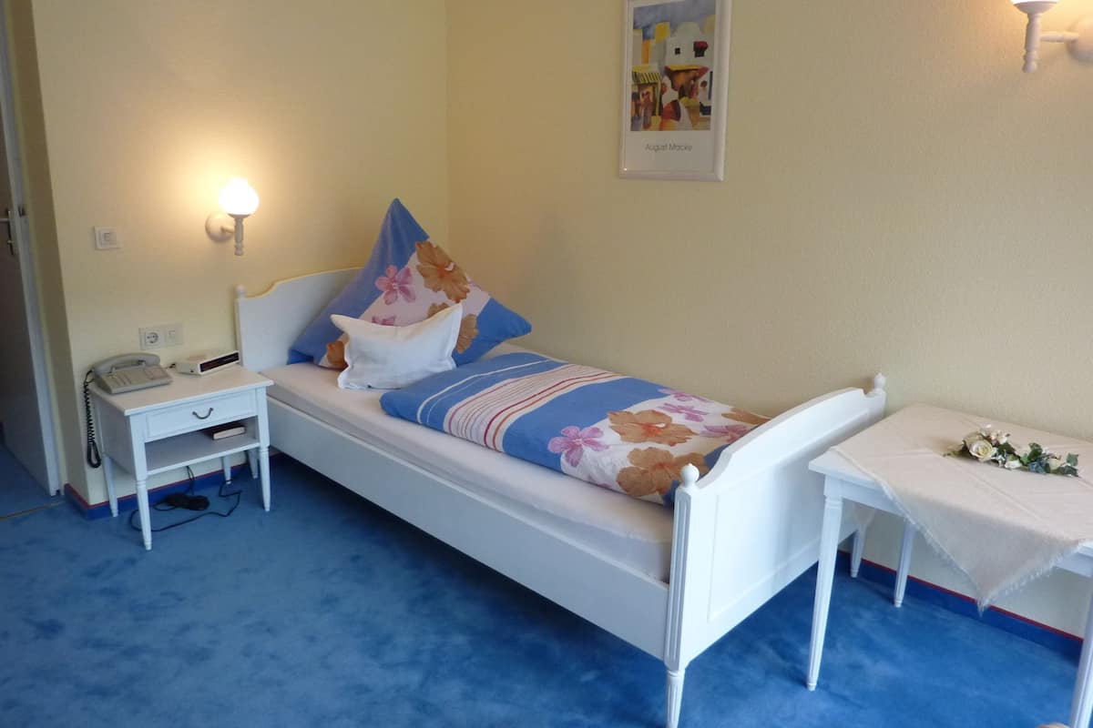 Einzelzimmer, Balkon, Stadtblick | Zimmersafe, Schreibtisch, kostenloses WLAN, Bettwäsche