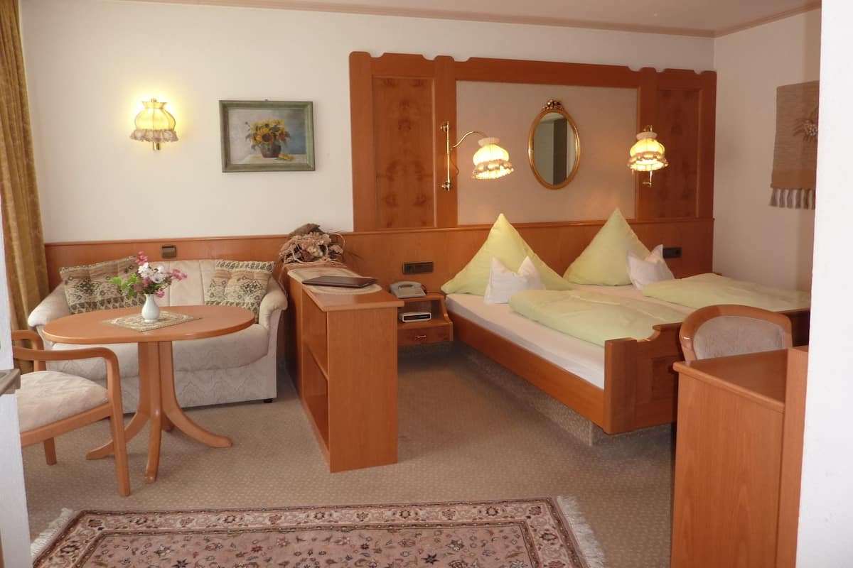 Doppelzimmer, Balkon, Blick auf den Innenhof | Zimmersafe, Schreibtisch, kostenloses WLAN, Bettwäsche