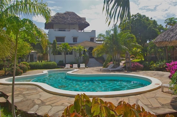 Outdoor pool, open 9:00 AM to 6:30 PM, pool umbrellas, pool loungers