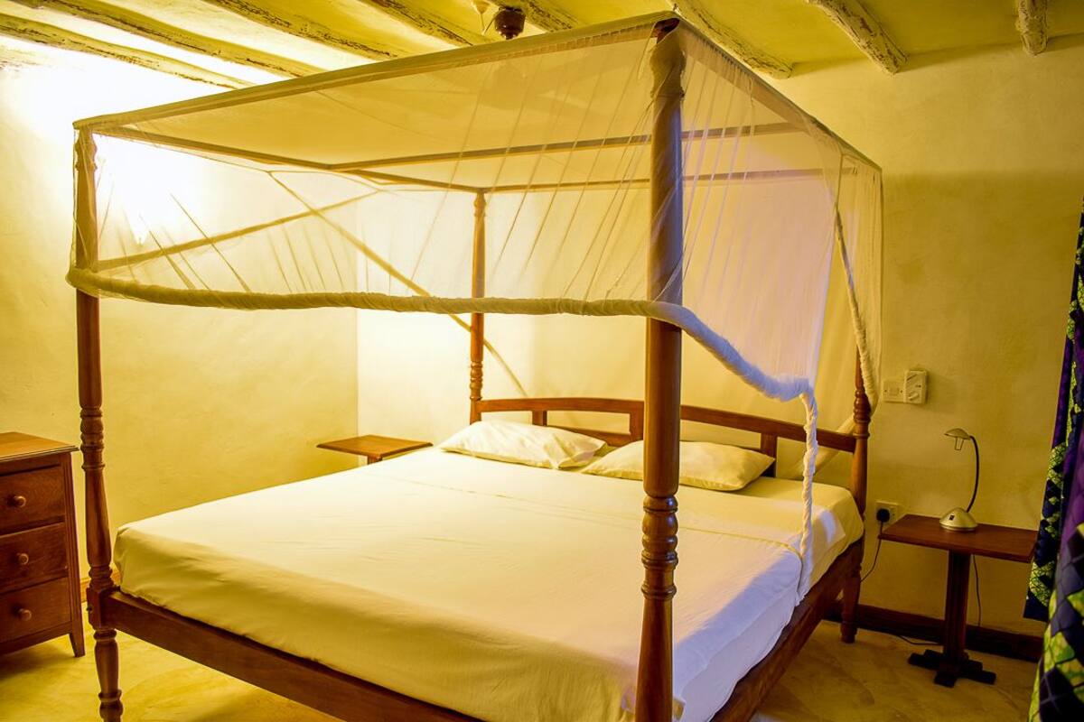 Cofres nos quartos, escrivaninha, ferros/tábuas de passar roupa