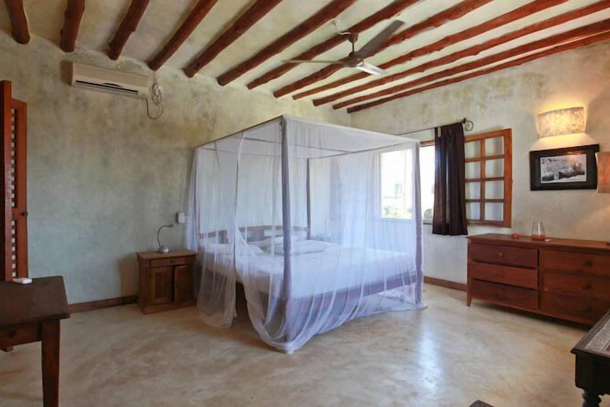 Cofres nos quartos, escrivaninha, ferros/tábuas de passar roupa