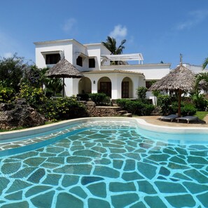 Piscina externa, funciona das 9h às 18h30, guarda-sóis, espreguiçadeiras