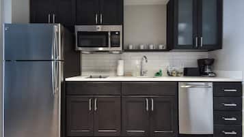 Frigorífico grande, microondas, horno y placa de cocina
