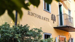 A building with the sign "RISTORANTE" indicating a restaurant. - Hotel Ristorante Due Platani (Cornedo Vicentino)