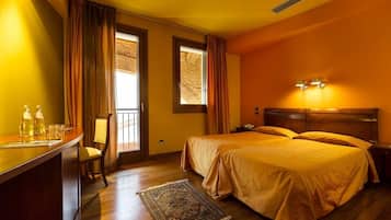 Minibar, desk, free WiFi