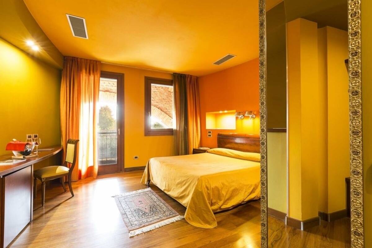 Minibar, desk, WiFi (free)