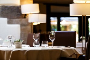 Se sirven comidas, cenas y cocina francesa 