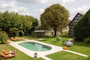 Außenpool (je nach Saison geöffnet), Sonnenschirme, Liegestühle