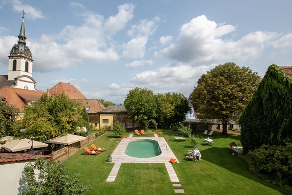 Außenpool (je nach Saison geöffnet), Sonnenschirme, Liegestühle