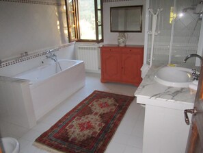 Jetted bath, rainfall showerhead, towels