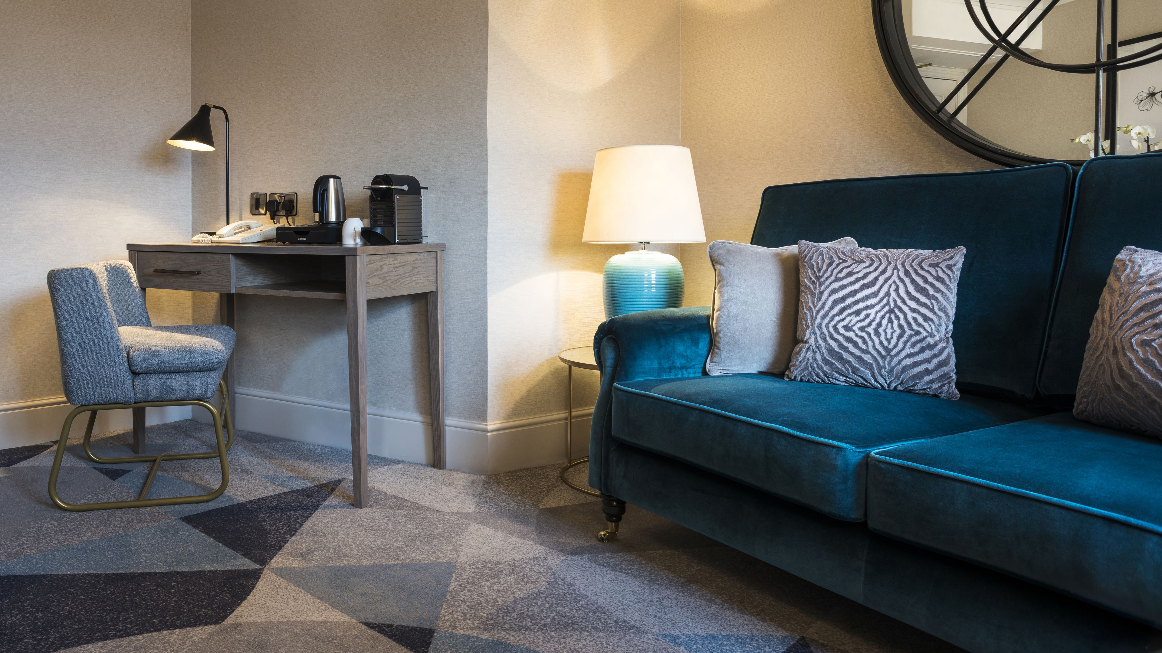 suite, 1 king bed, non smoking | living area | flat-screen tv