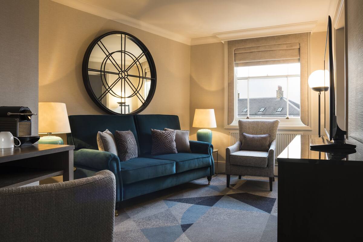 Suite, 1 King Bed, Non Smoking | منطقة المعيشة | تلفزيون بشاشة مسطحة