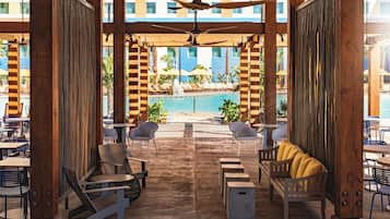 Poolbar
